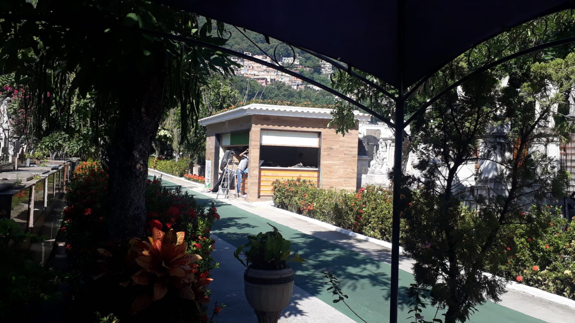 Lanchonete quase colada em t&uacute;mulos no Cemit&eacute;rio S&atilde;o Jo&atilde;o Batista ser&aacute; demolida - Raphael Perucci/ Ag&ecirc;ncia O DIA