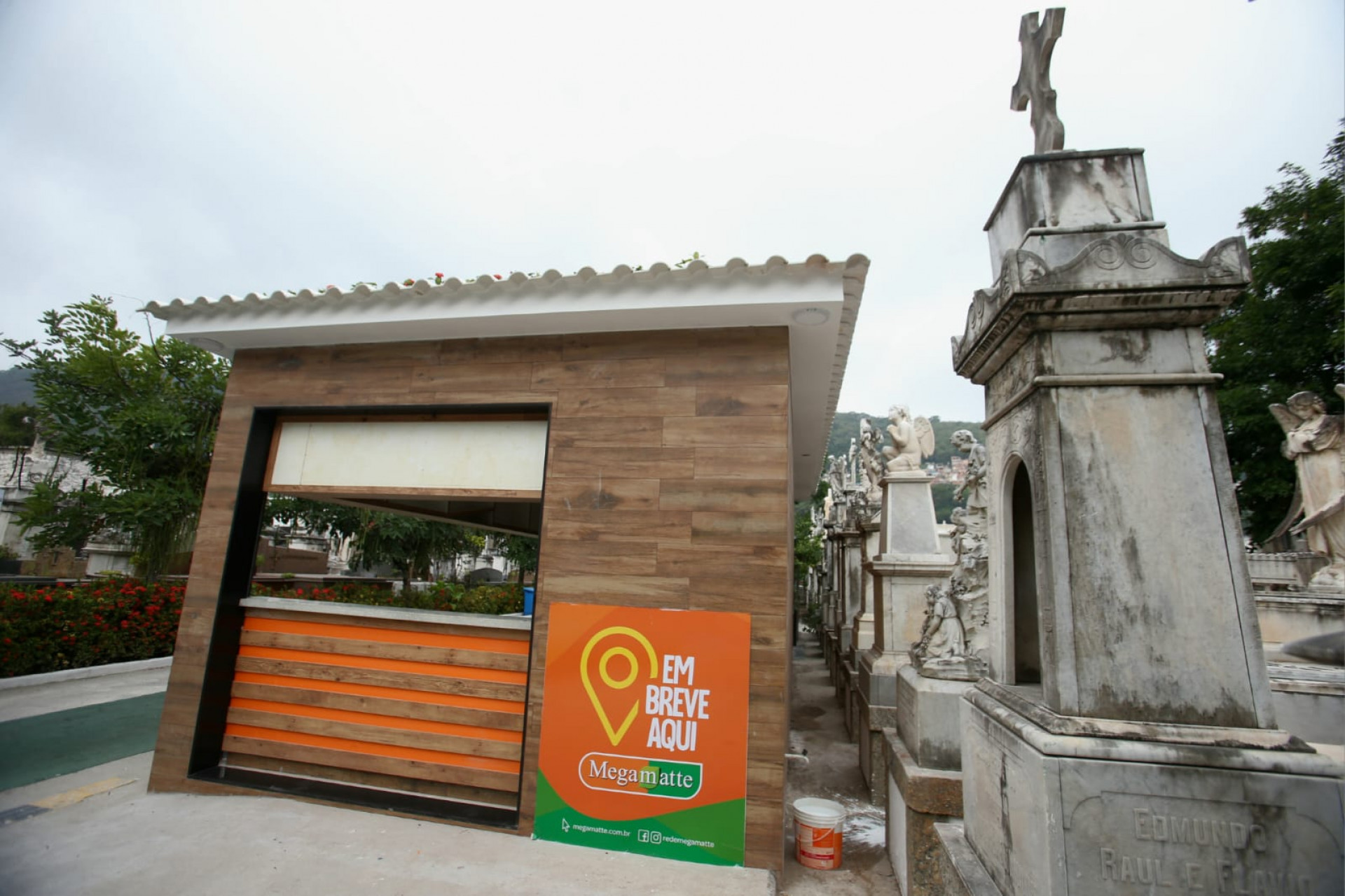 Lanchonete foi construída rente a túmulos no Cemitério São João Batista - Cléber Mendes/ Agência O DIA