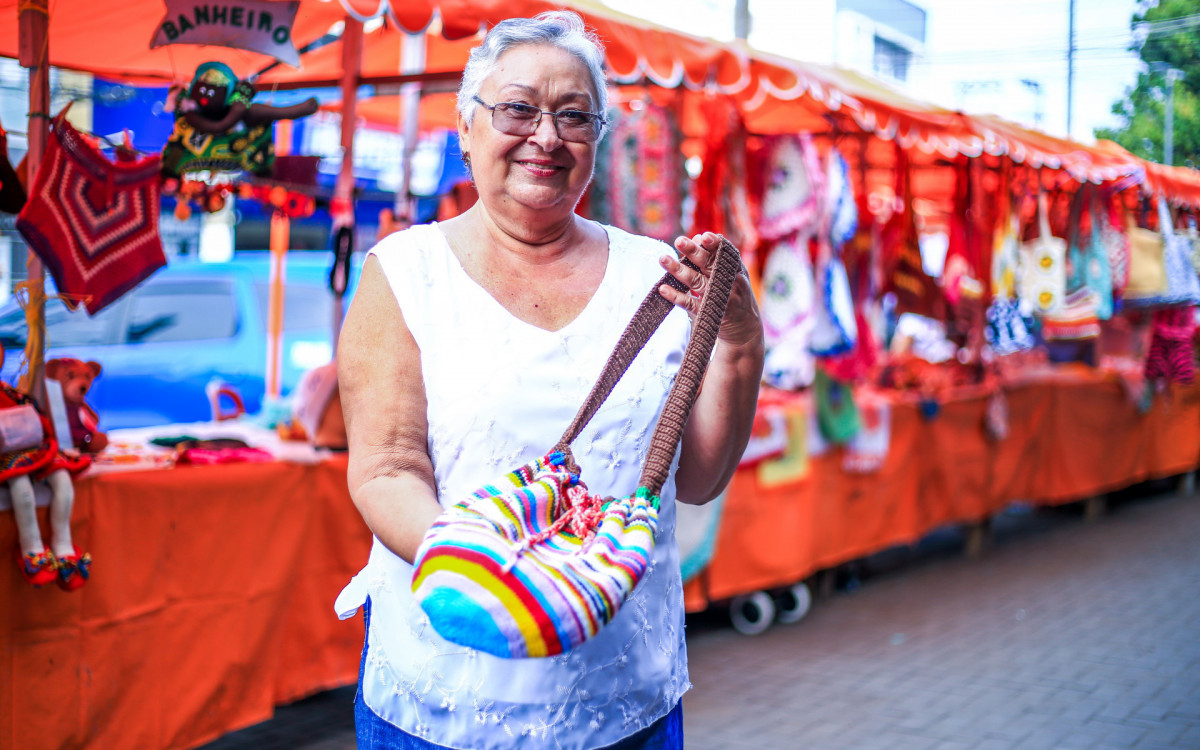 A crocheteira e moradora do Vilar Novo, Maria de F&aacute;tima Vieira, v&ecirc; a feira como uma boa oportunidade de vender seus produtos