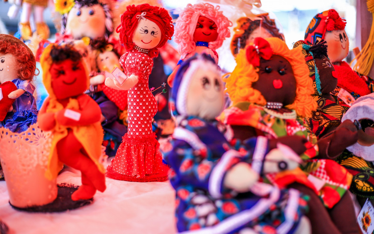 A Feira de Artesanato exp&otilde;e uma s&eacute;rie de trabalhos manuais feitas pelas artes&atilde;s do munic&iacute;pio