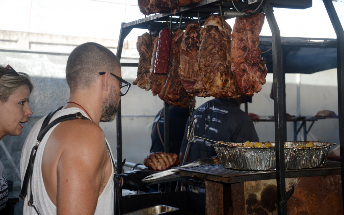 Festival de churrasco em Mag&eacute;