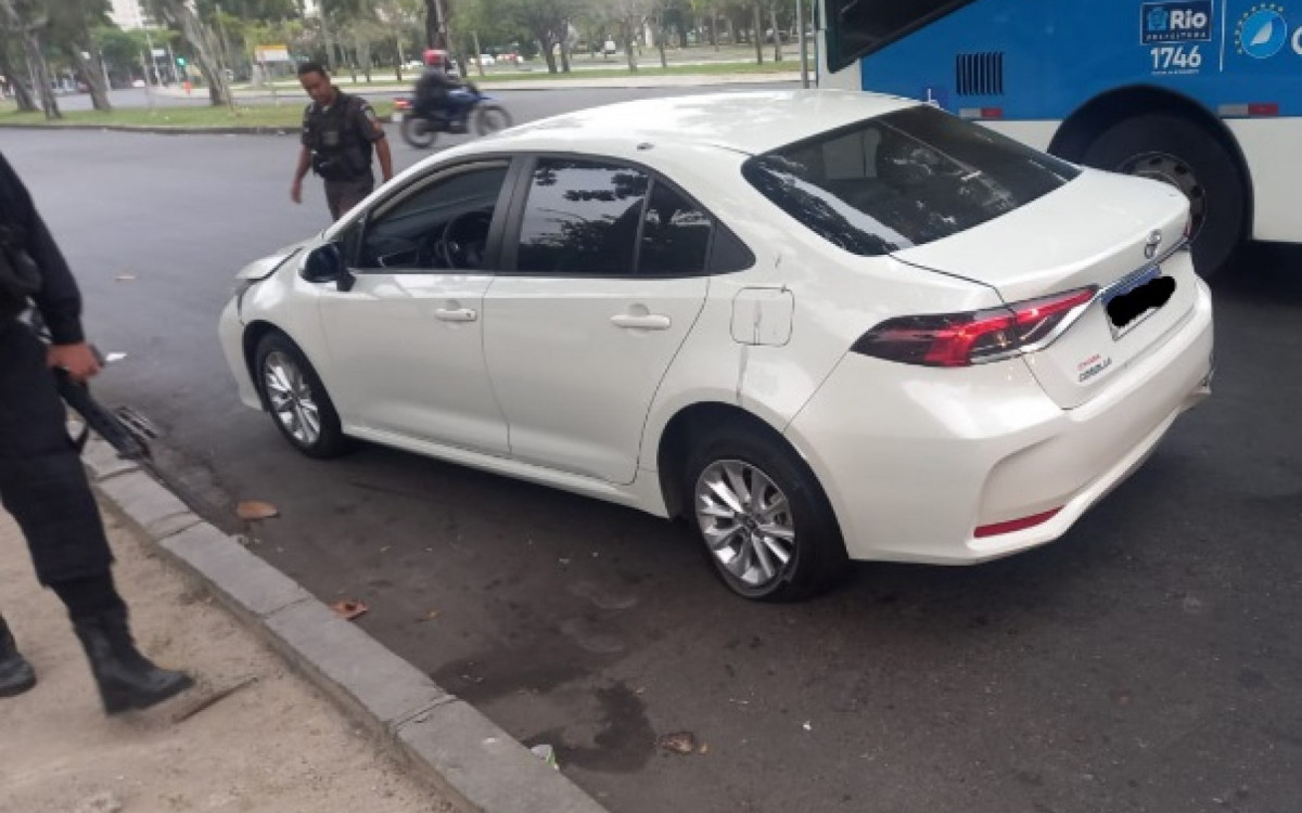 Criminosos abandonaram um carro modelo Toyota Corolla na persegui&ccedil;&atilde;o
