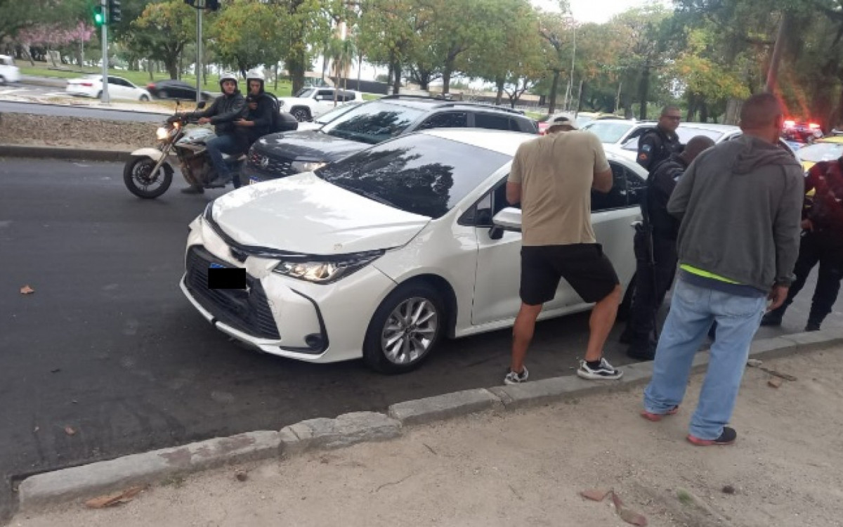 Criminosos abandonaram um carro modelo Toyota Corolla na persegui&ccedil;&atilde;o
