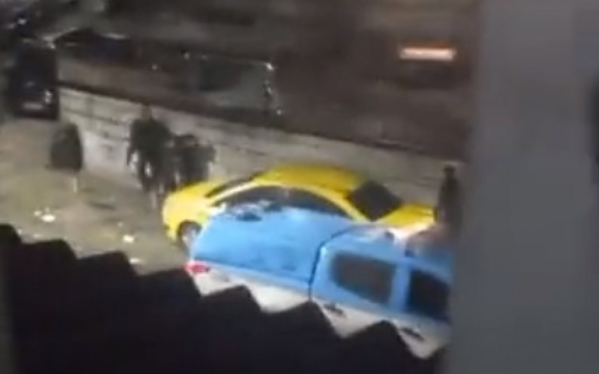 PMs trocaram tiros com criminosos no final da Rua Paranhos, nos acessos ao Complexo do Alem&atilde;o