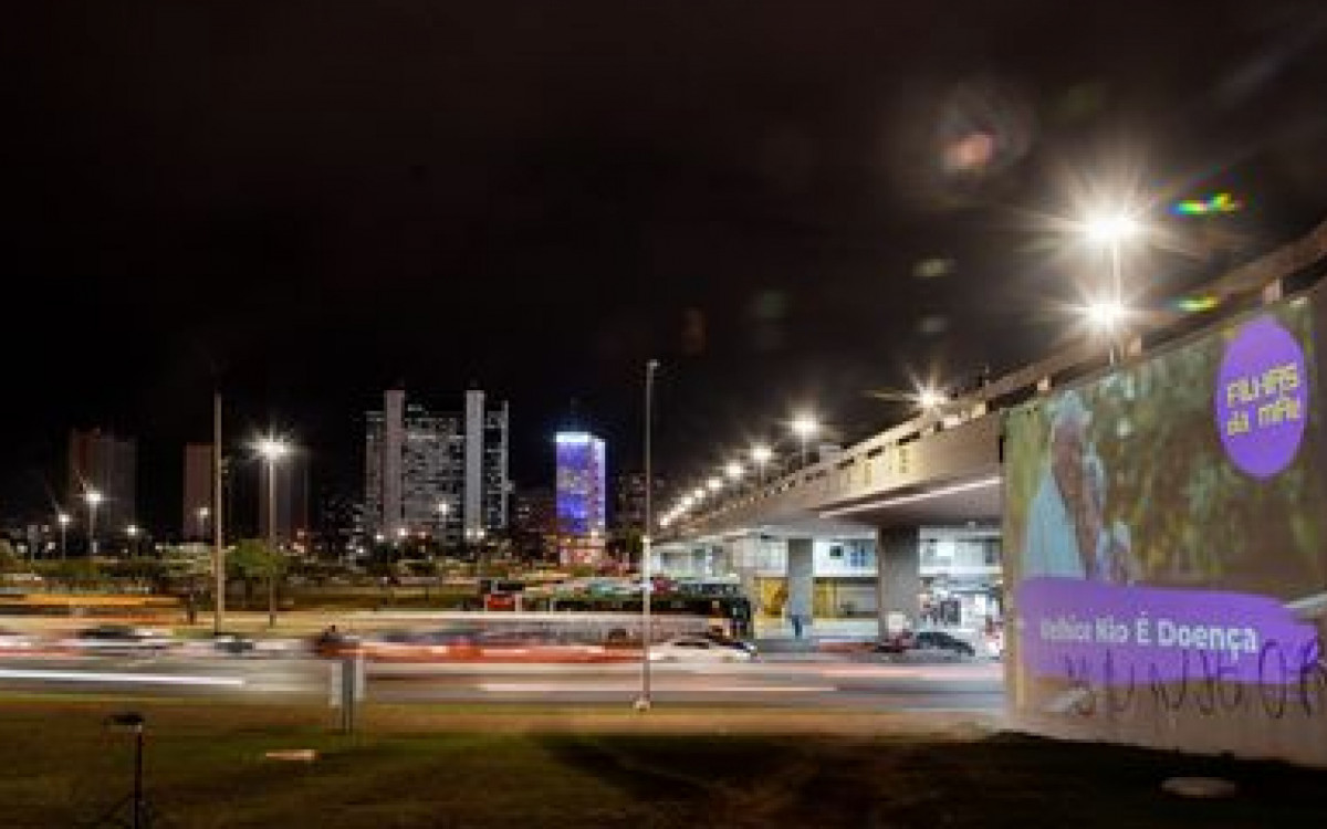 15/06/2023 - Bras&iacute;lia - O Coletivo Filhas da M&atilde;e e o F&oacute;rum Distrital da Sociedade Civil em Defesa da Pessoa Idosa fazem proje&ccedil;&otilde;es em locais e pr&eacute;dios p&uacute;blicos, pelo Dia Mundial de Conscientiza&ccedil;&atilde;o sobre a Viol&ecirc;ncia contra as Pessoas Idosas. Foto: Rafa Neddermeyer/Ag&ecirc;ncia Brasil