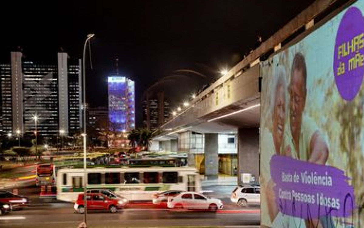 15/06/2023 - Bras&iacute;lia - O Coletivo Filhas da M&atilde;e e o F&oacute;rum Distrital da Sociedade Civil em Defesa da Pessoa Idosa fazem proje&ccedil;&otilde;es em locais e pr&eacute;dios p&uacute;blicos, pelo Dia Mundial de Conscientiza&ccedil;&atilde;o sobre a Viol&ecirc;ncia contra as Pessoas Idosas. Foto: Rafa Neddermeyer/Ag&ecirc;ncia Brasil