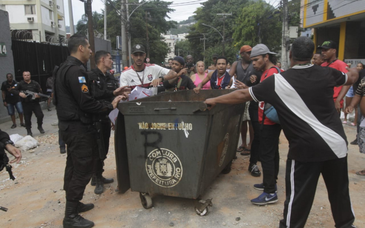 Clima de tensão durante protesto de moradores na Rua do Bispo após morte de moradora no Morro do Turano - Marcos Porto/Agência O Dia