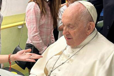 Papa Francisco visita ala de oncologia pediátrica no hospital onde está internado
