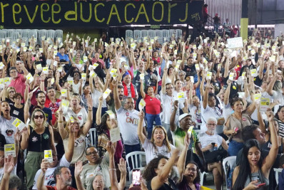 Professores do Estado decidem pela continuidade da greve; categoria manifesta no Centro do Rio