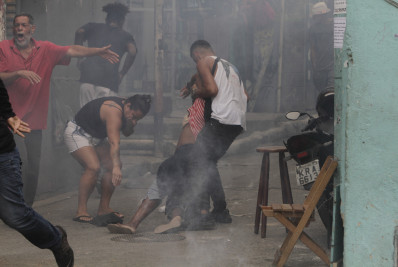 Moradores fazem protesto após a morte de idosa no Morro do Turano