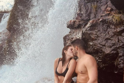 Ana Clara troca beijos com o namorado durante viagem 