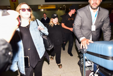 Celebridades internacionais são clicadas ao chegar em São Paulo