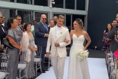Philippe Coutinho renova votos de casamento com Ainê