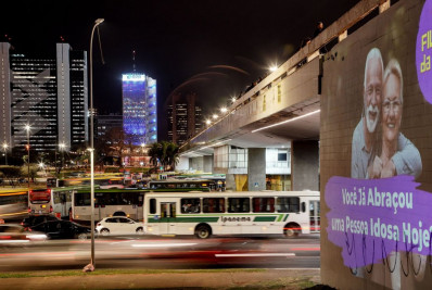 Projeções em prédios públicos do DF pedem proteção aos idosos