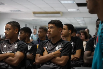 Vasco apresenta cartilha a jogadores da base para evitar envolvimento em apostas