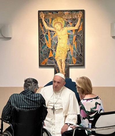 O Papa Francisco visitou o Serviço de Oncologia Pediátrica e Neurocirurgia Infantil do hospital Gemelli, em Roma, nesta quinta-feira (15) - Vatican Media / AFP