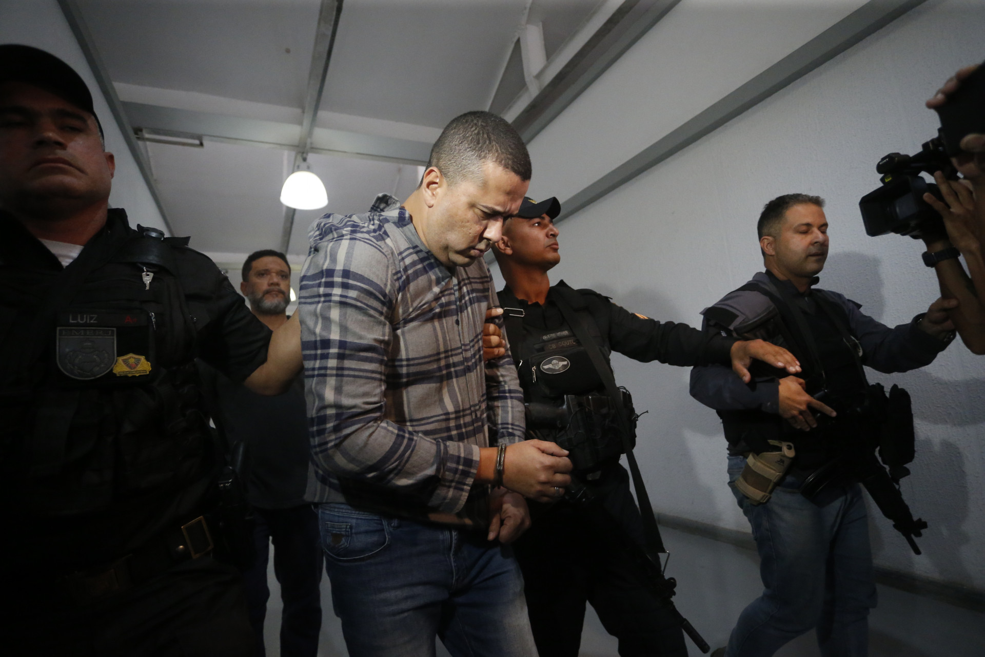 Ap&oacute;s ser preso no Vidigal, Bruno Rodrigues chega na cidade da pol&iacute;cia para ser ouvido - Marcos Porto/Ag&ecirc;ncia O Dia