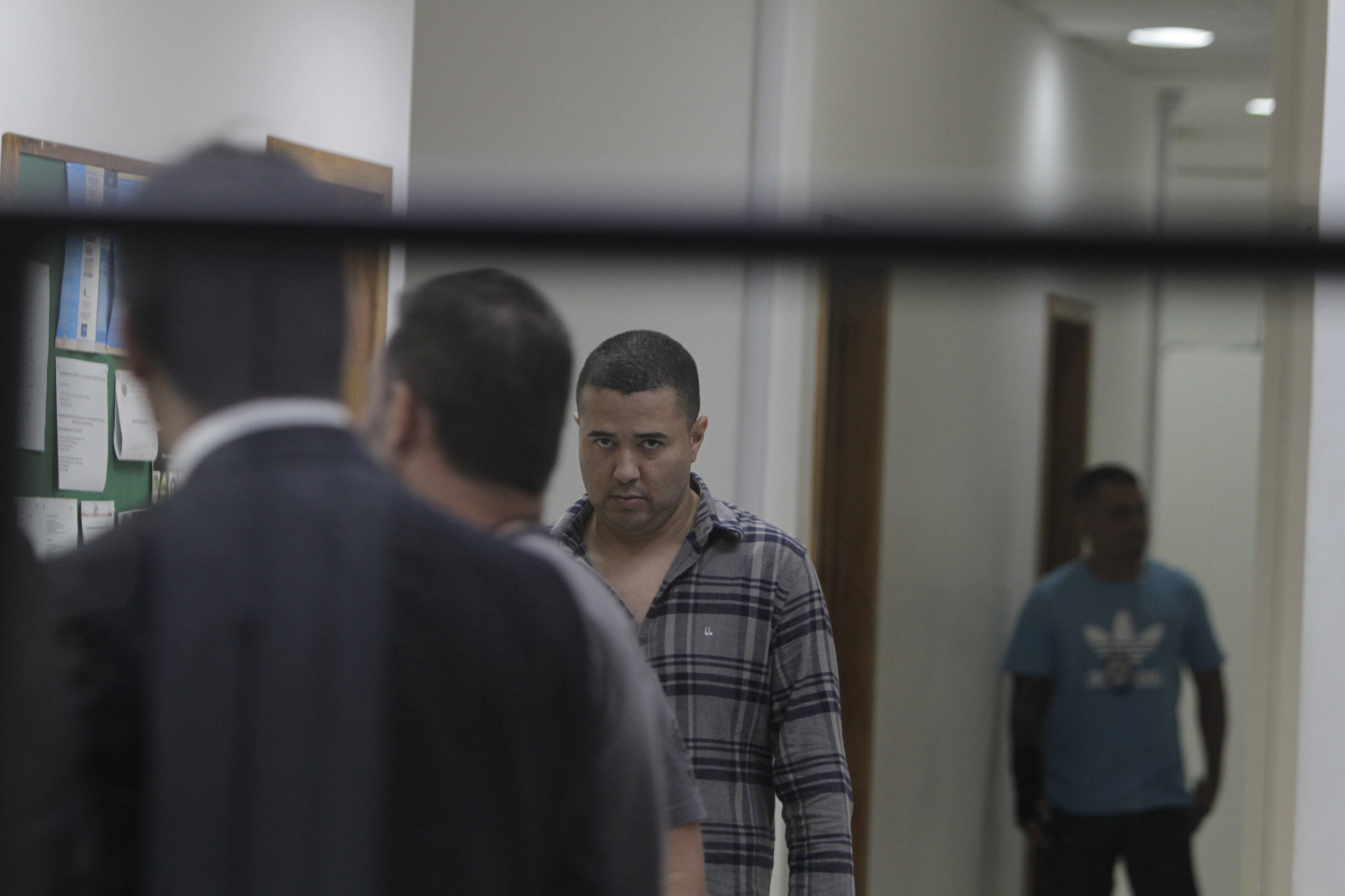 Bruno de Souza Rodrigues sendo transferido para a Polinter nesta quinta-feira (15) - Marcos Porto/Agencia O Dia