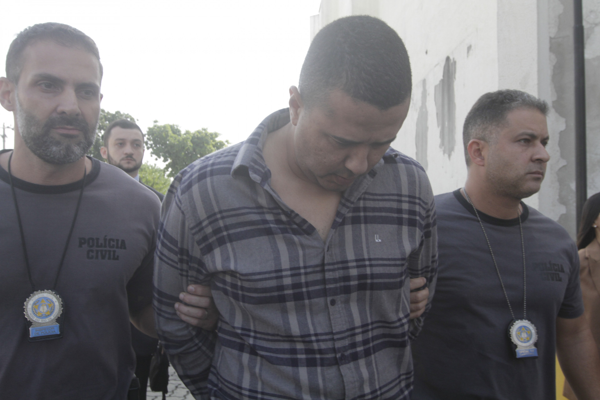 Bruno de Souza Rodrigues sendo transferido para a Polinter nesta quinta-feira (15) - Marcos Porto/Agencia O Dia