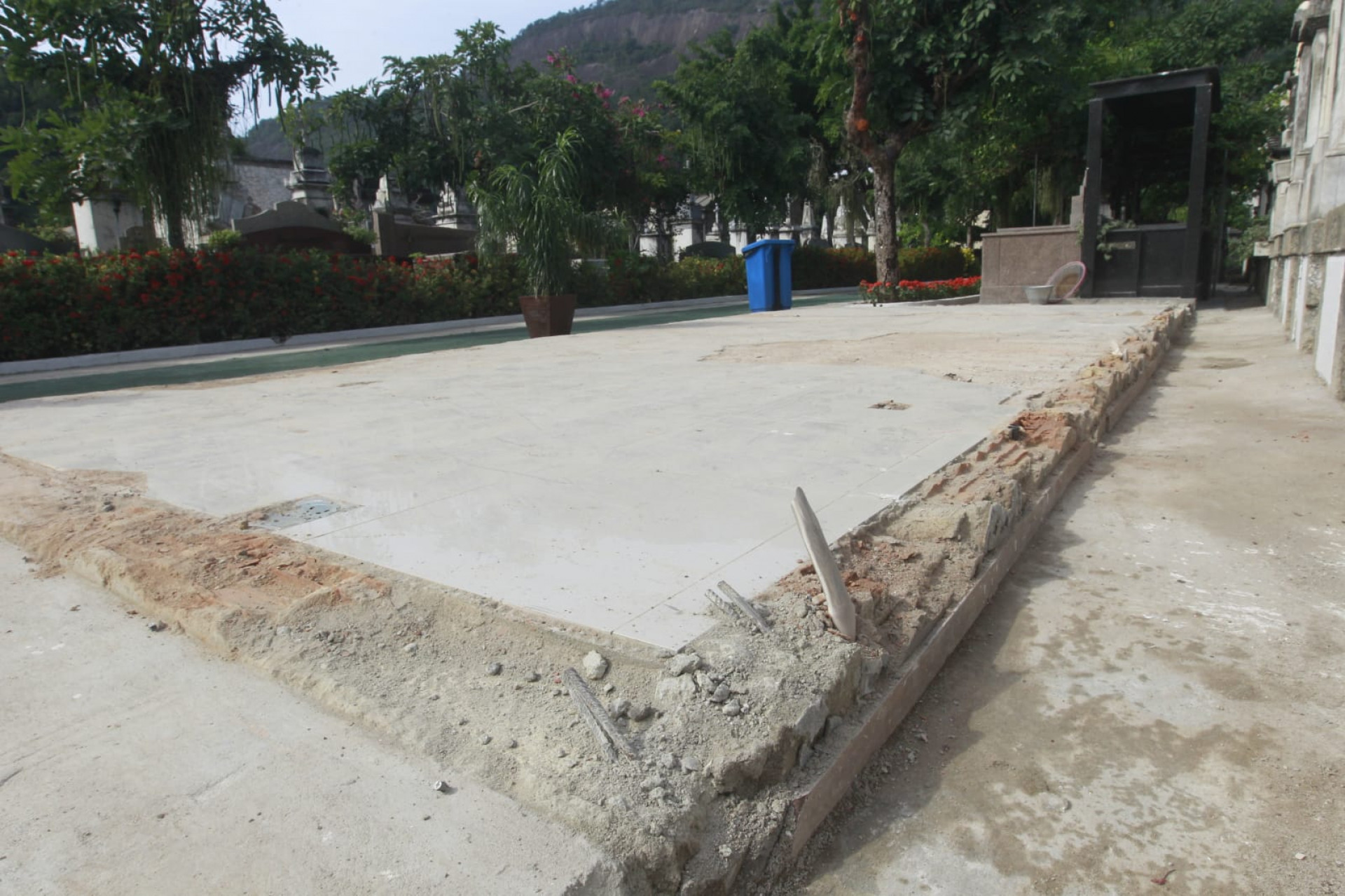 Estabelecimento havia sido construído entre os jazigos do cemitério - Reginaldo Pimenta / Agência O Dia