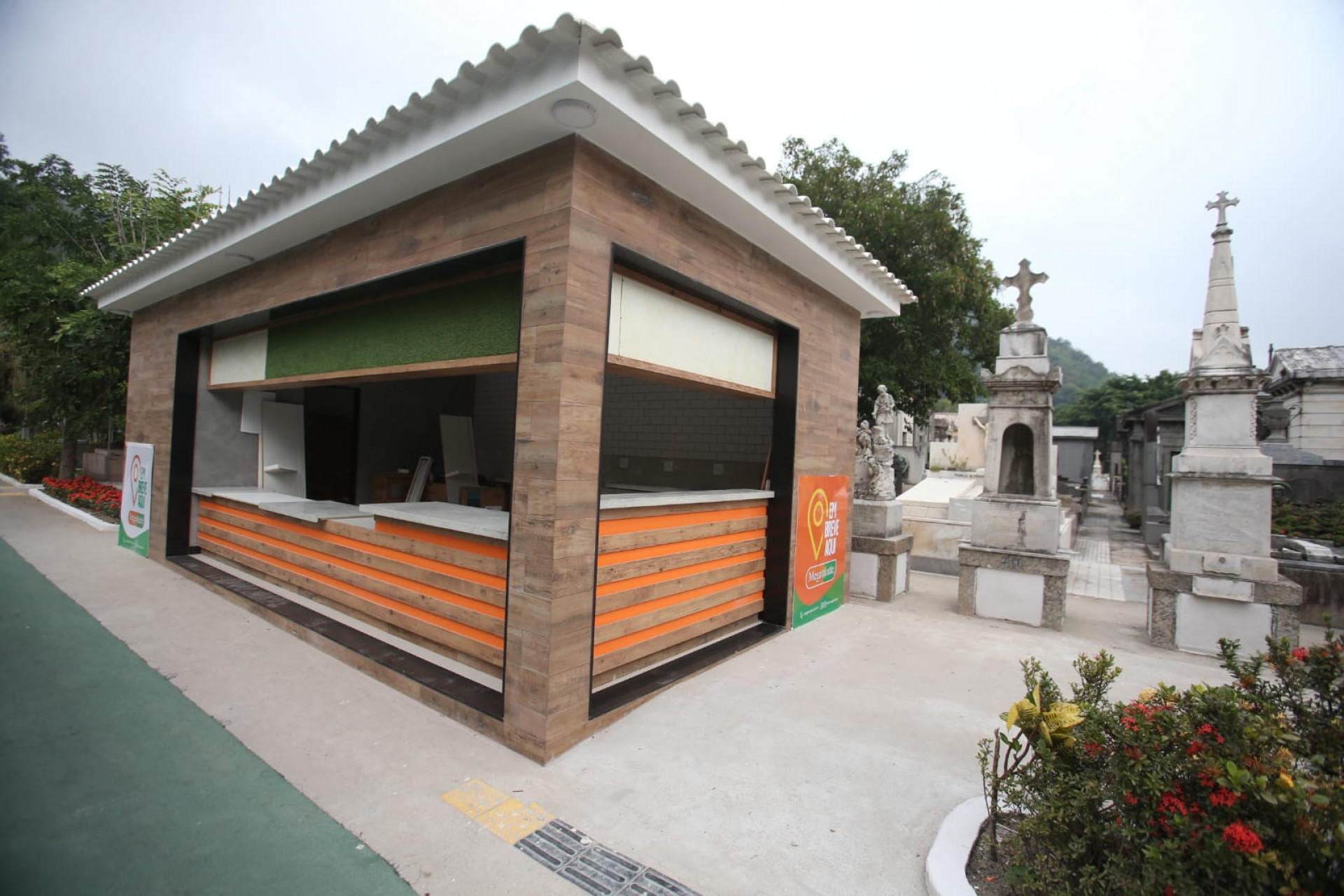 Sem licença ambiental, vegetação local foi cortada para a construção - Cléber Mendes / Agência O Dia