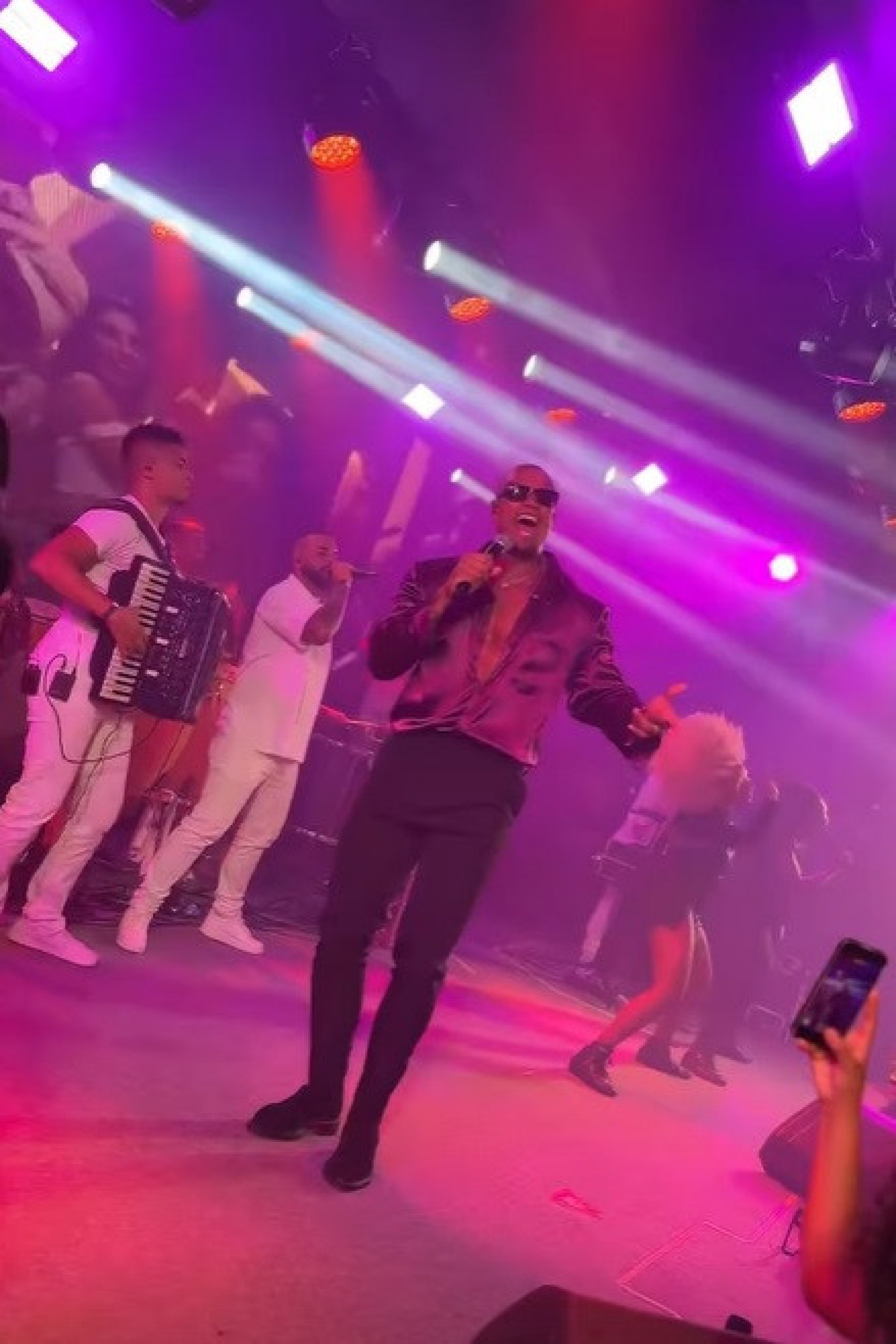 Leo Santana se apresenta na festa de Philippe Coutinho e Ainê   - Reprodução do Instagram