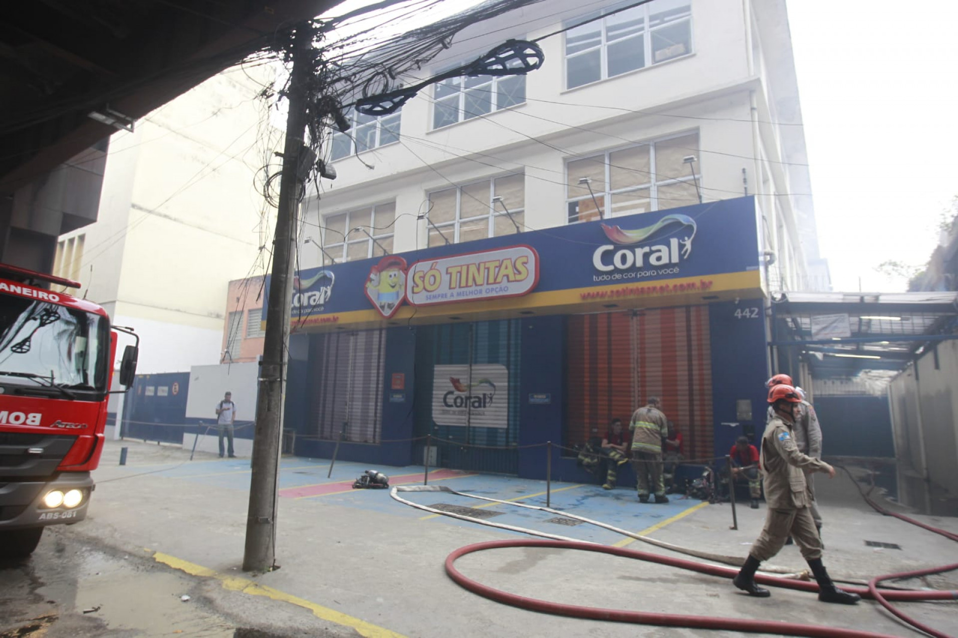 Bombeiros fazem trabalho de rescaldo no imóvel - Reginaldo Pimenta/Agência O Dia