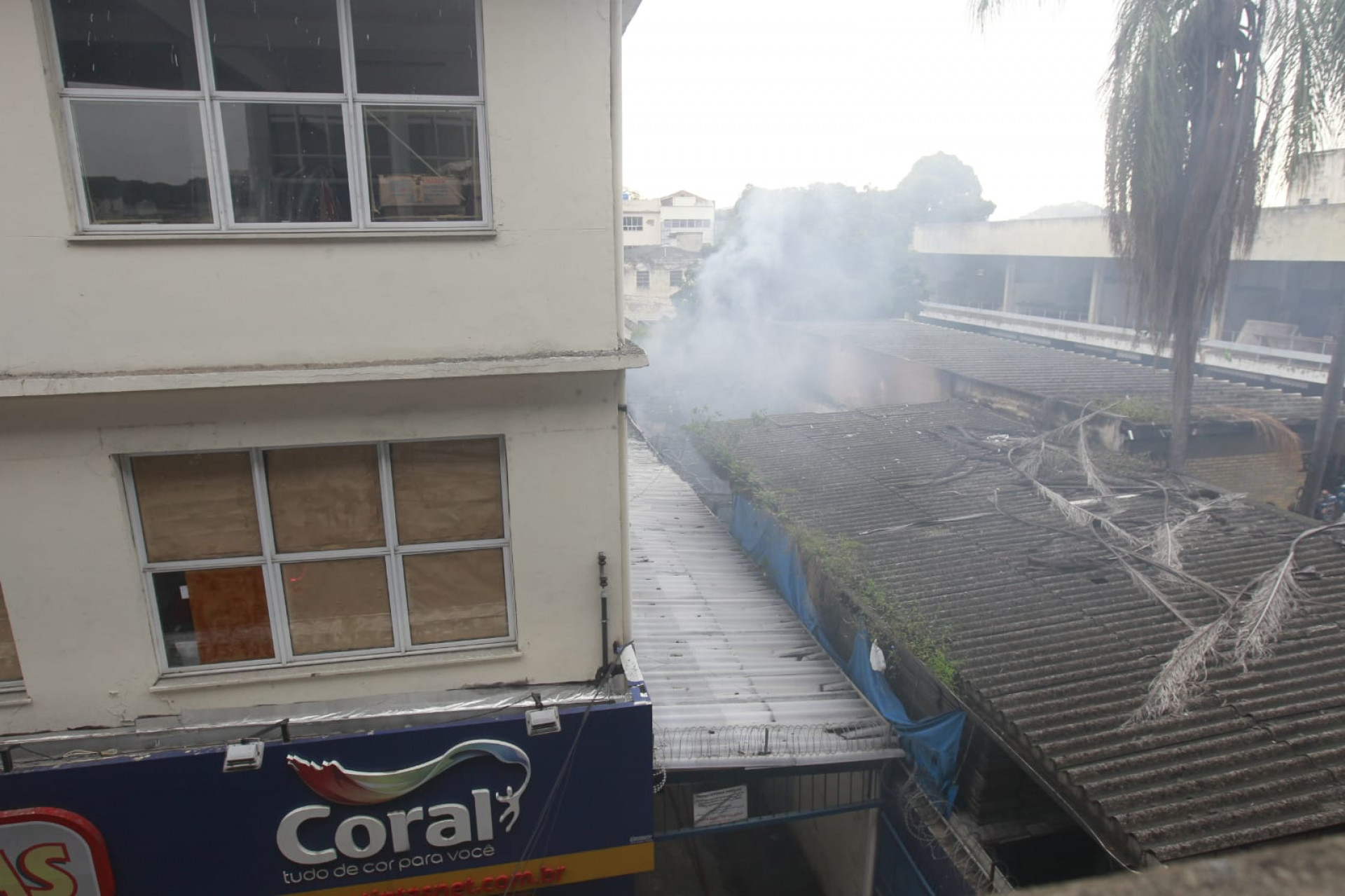 Apesar do fogo ter sido controlado, ainda há muita fumaça no local - Reginaldo Pimenta/Agência O Dia