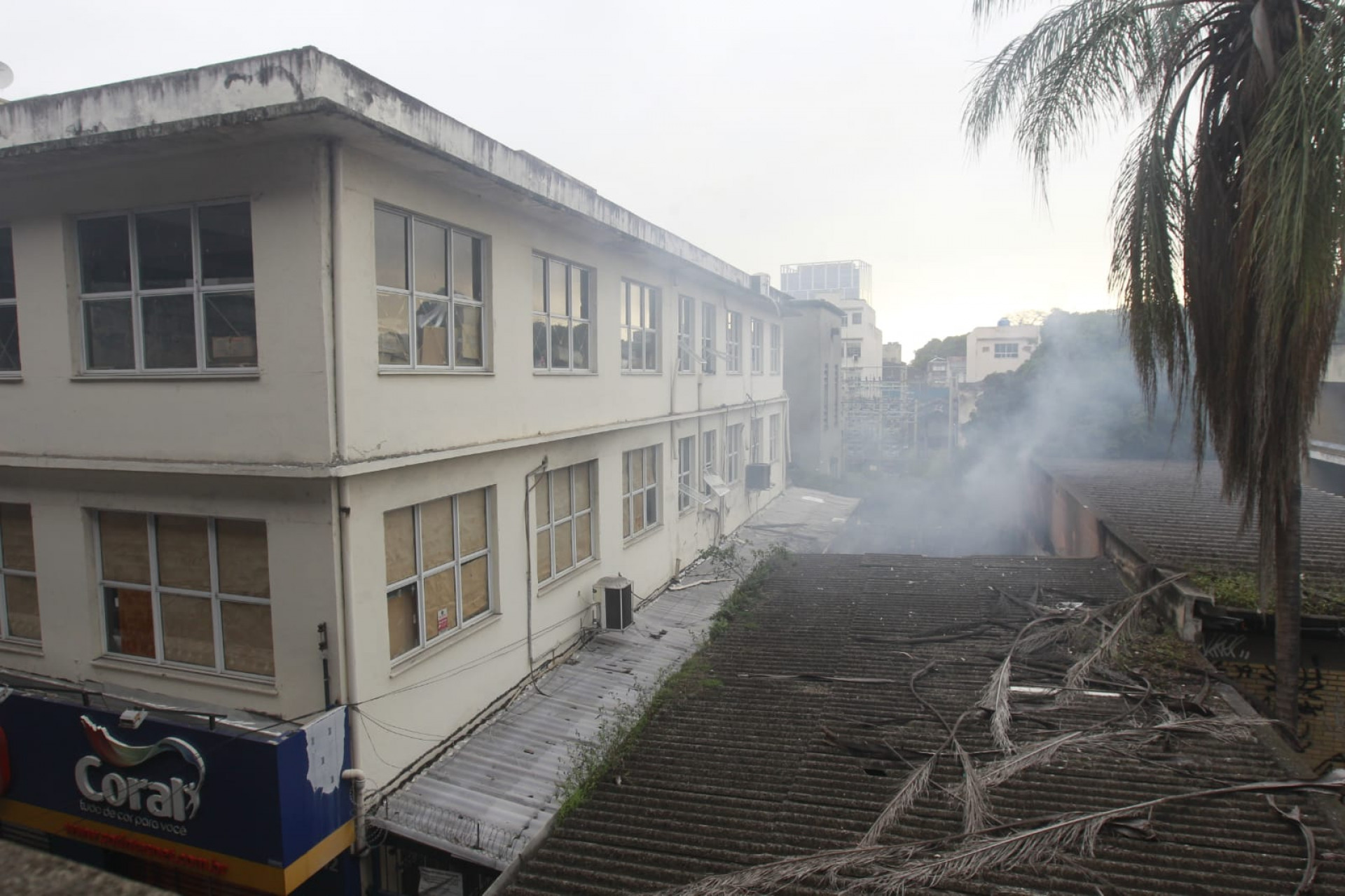 Apesar do fogo ter sido controlado, ainda há muita fumaça no local - Reginaldo Pimenta/Agência O Dia