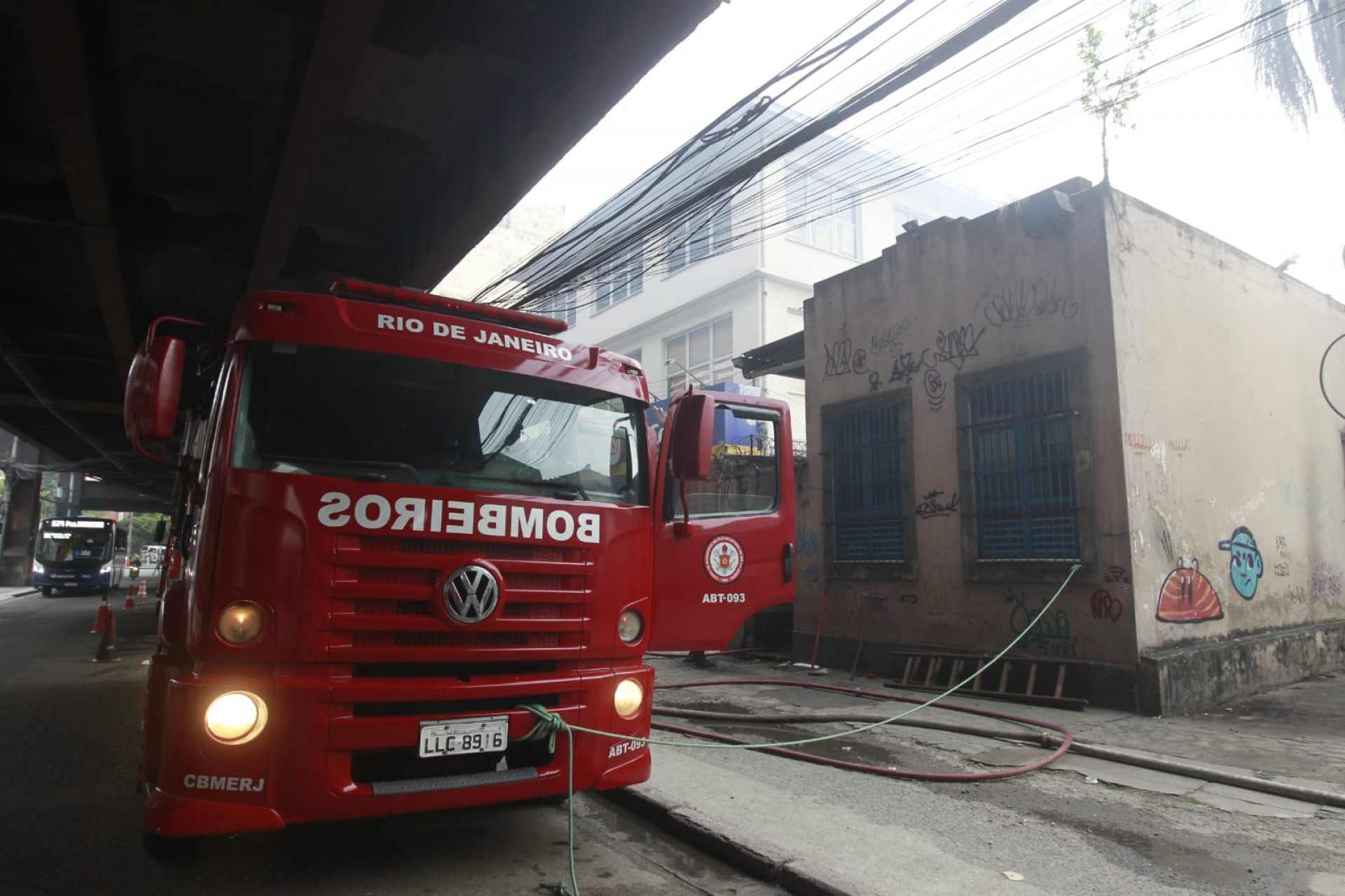 Bombeiros fazem trabalho de rescaldo no imóvel - Reginaldo Pimenta/Agência O Dia