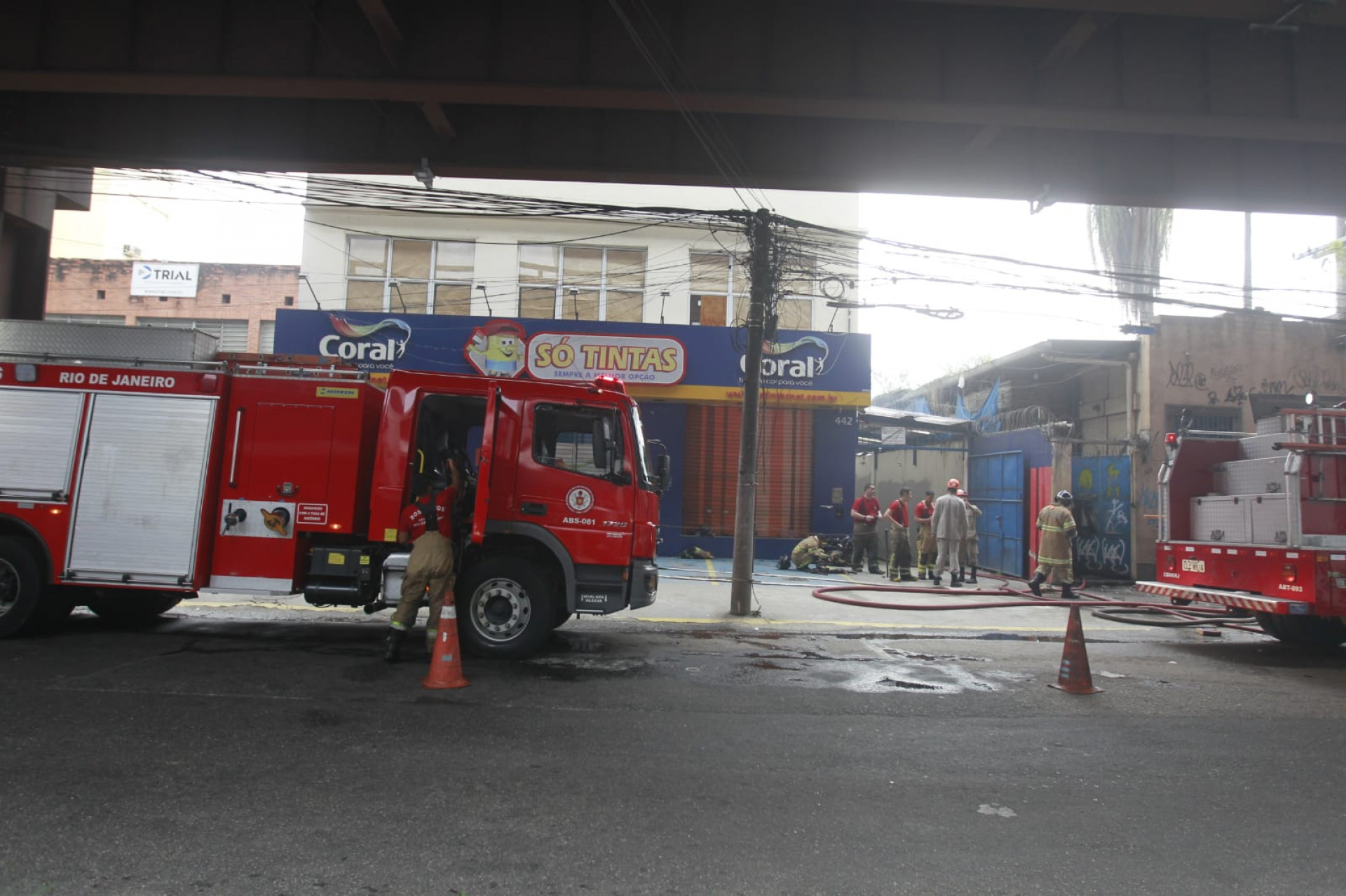 Bombeiros fazem trabalho de rescaldo no imóvel - Reginaldo Pimenta/Agência O Dia