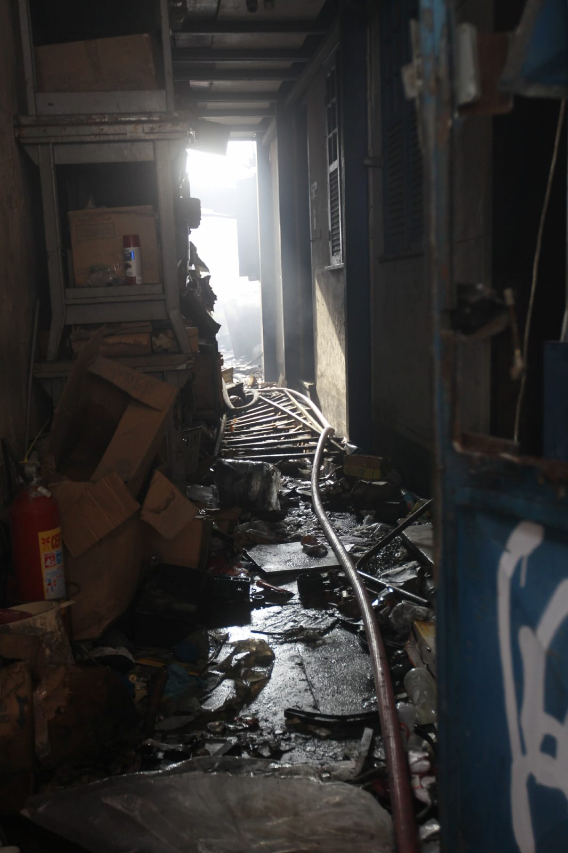 Apesar do fogo ter sido controlado, ainda há muita fumaça no local - Reginaldo Pimenta/Agência O Dia