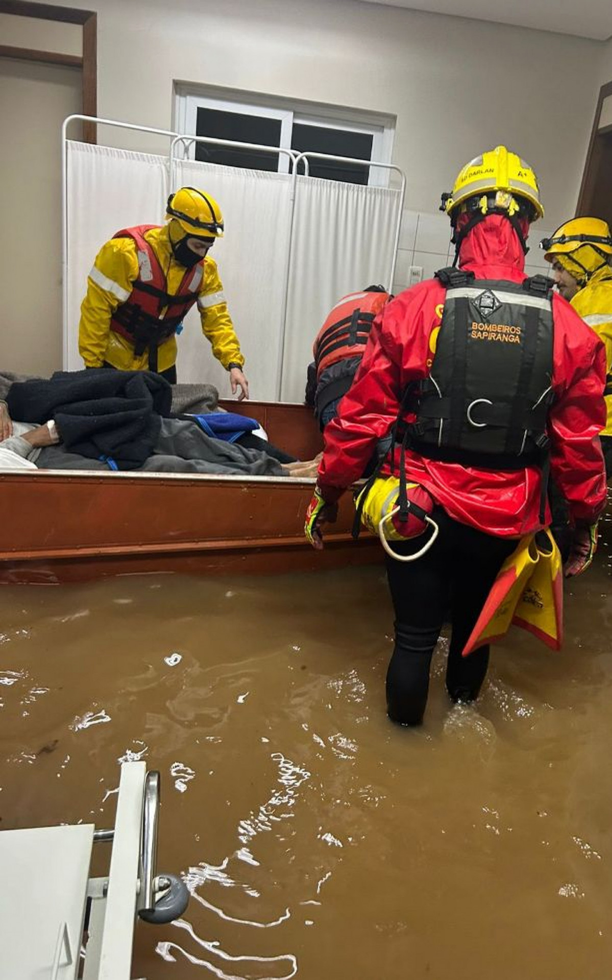 Bombeiros resgatam pacientes após água inundar posto de saúde em Sapiranga  - Reprodução: redes scoiais