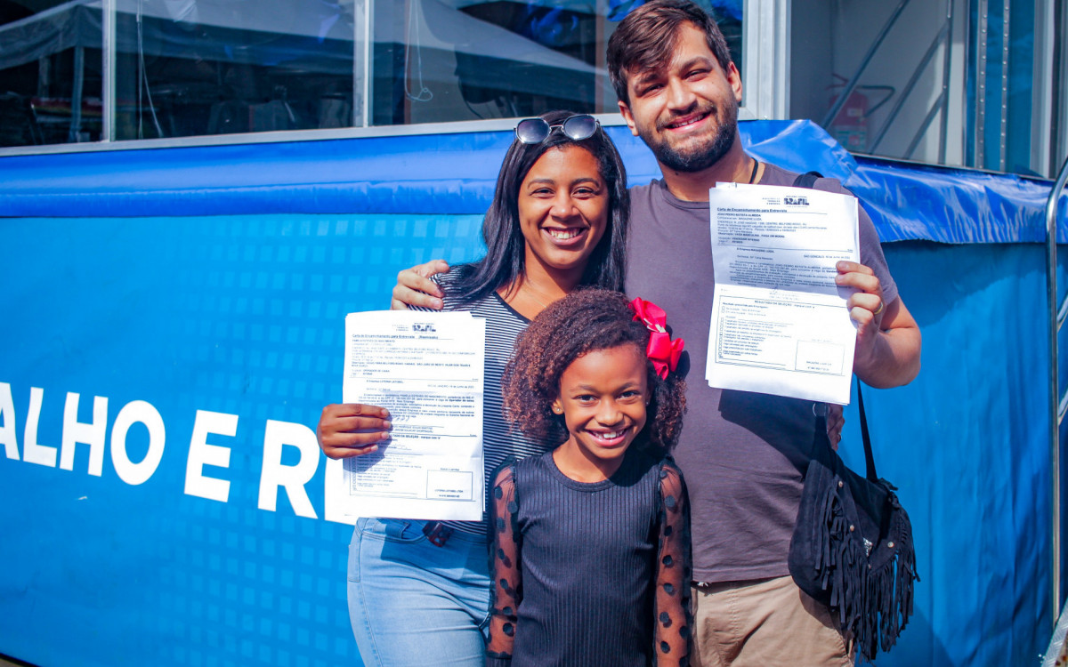 Jo&atilde;o Pedro Batista e a esposa Pamela Esteves Nascimento est&atilde;o desempregados, mas conseguiram carta de encaminhamento
