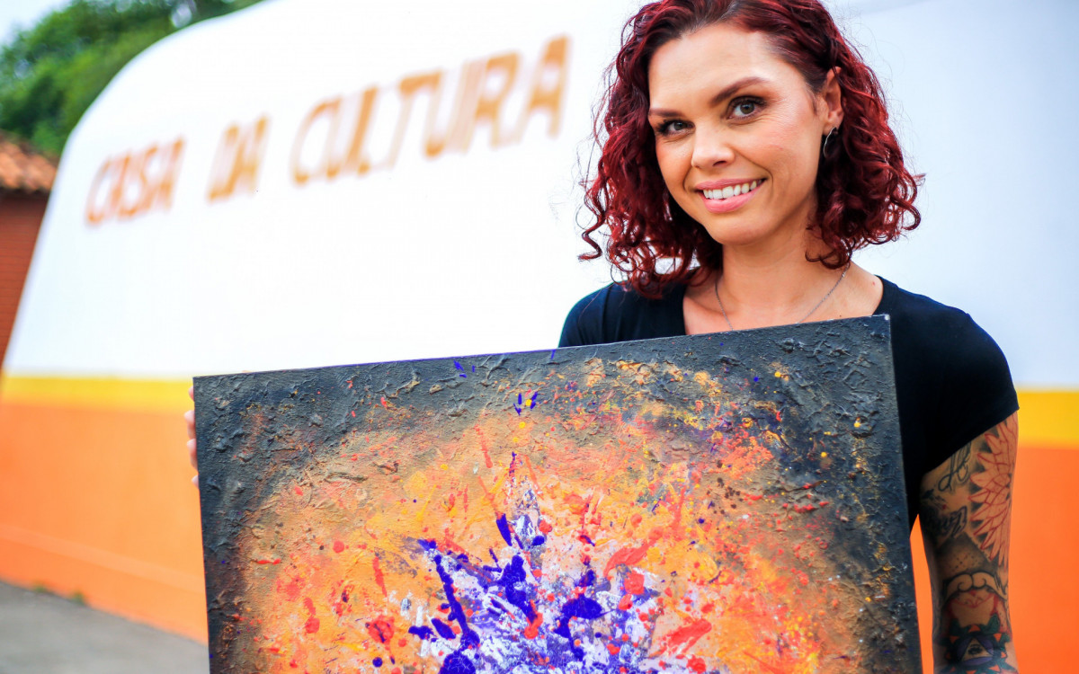 Cria de Belford Roxo, Shirlei dedicou-se a aprender t&eacute;cnicas de desenho e pintura, tendo o primeiro contato com arte na Casa da Cultura