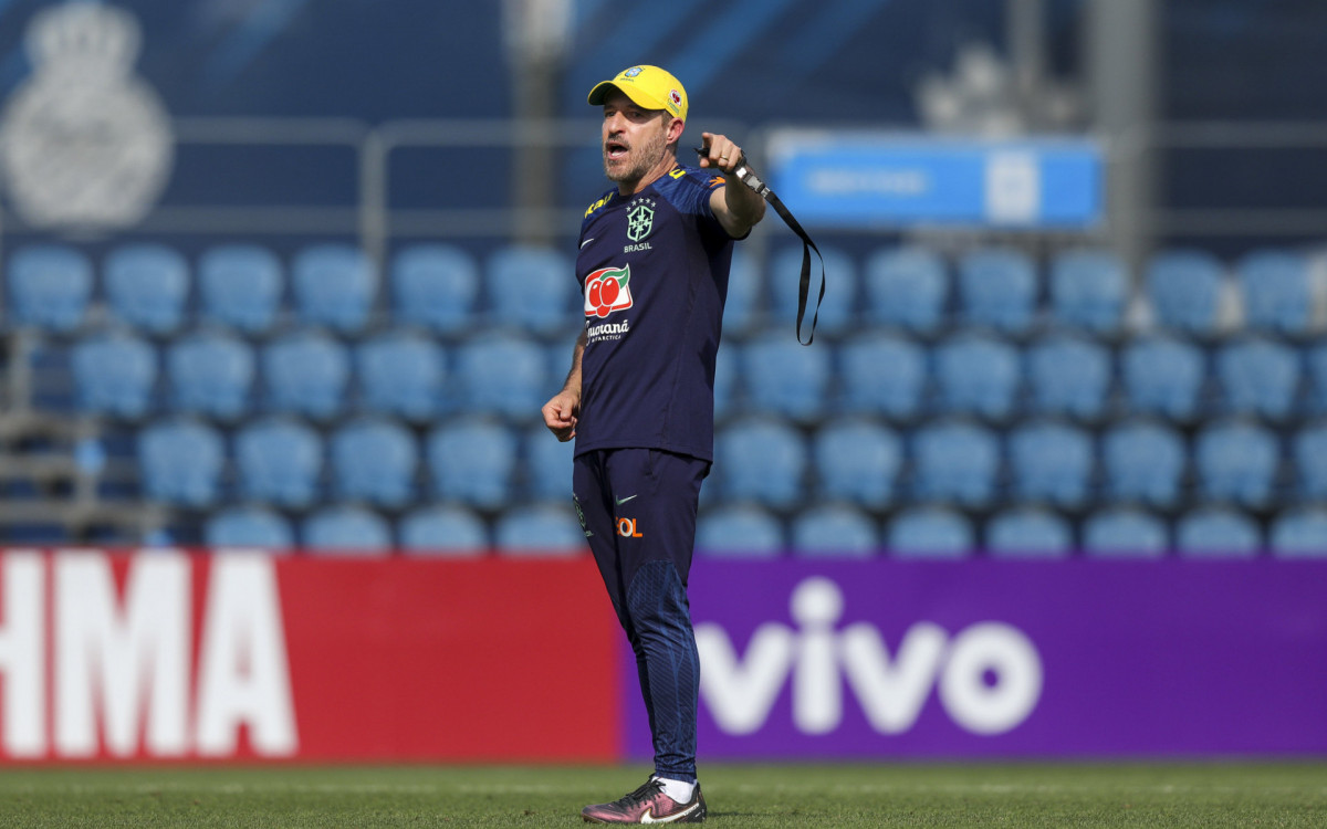 Ramon Menezes comanda treino da sele&ccedil;&atilde;o brasileira