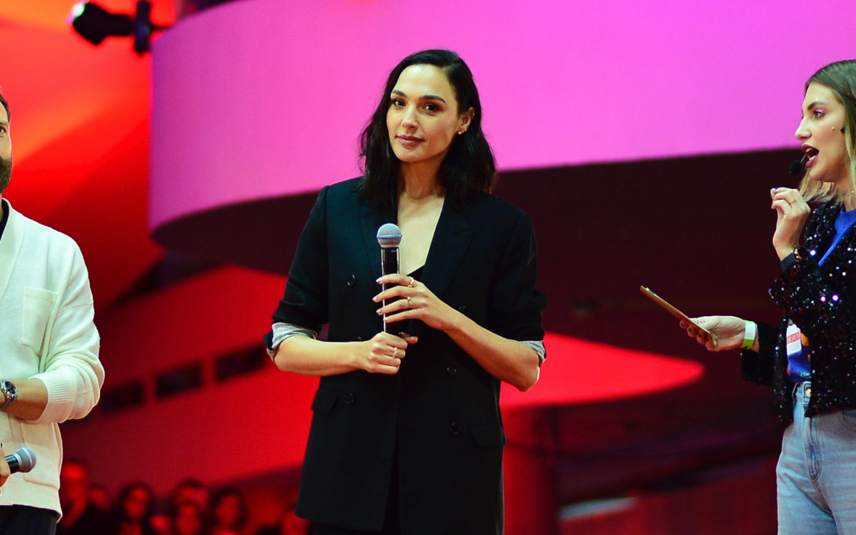 Gal Gadot esteve no \'Tudum\' para divulgar o filme \'Agente Stone\', que estreia em agosto deste ano na Netflix