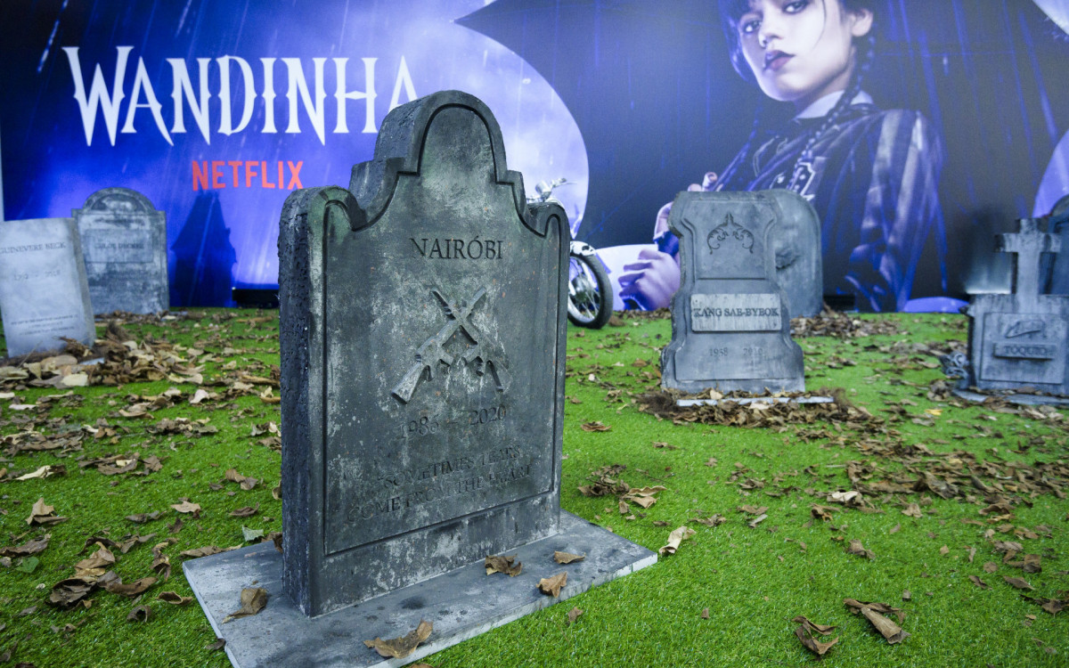 Uma das ativações de Wandinha traz o túmulo de personagens famosos e queridos pelo público, mas que já morreram, como a Nairóbi de \'La Casa de Papel\'