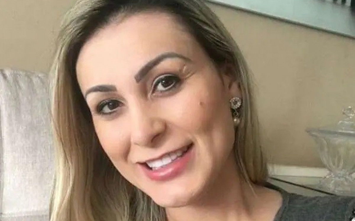 "Gente, e eu que estou aqui na internet, acabei de baixar o Tinder. Estou no Chile, ver se encontro algum boy gato aqui", confessou 