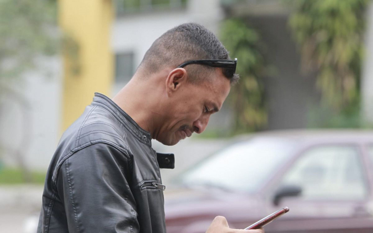 &Iacute;caro Ramos Ferreira, irm&atilde;o de Ingrid Ramos Ferreira, 41, estive no IML para liberar o corpo, nesta sexta-feira