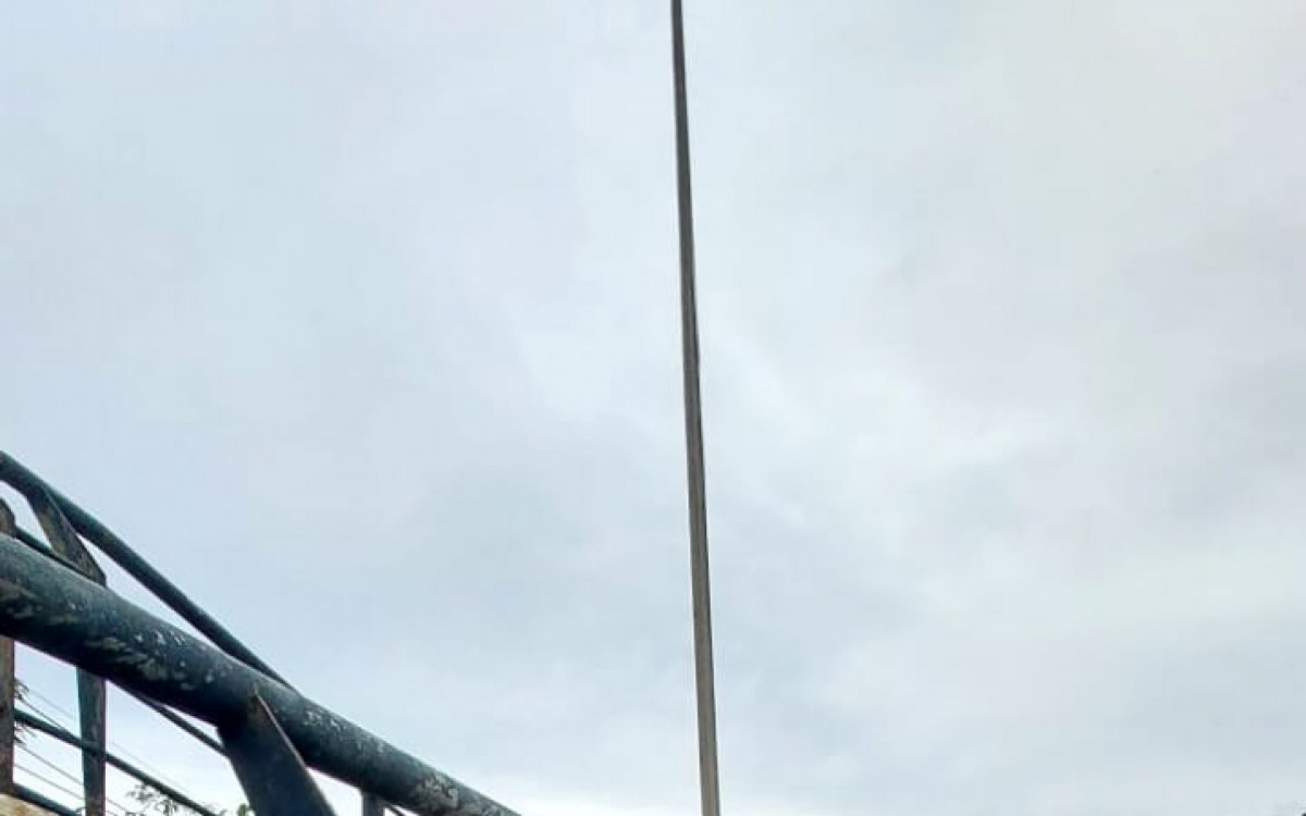 Carro bate em passarela e fica preso no local em acidente na Avenida Brasil  - Reprodução