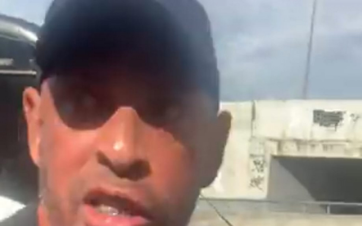 O ataque de f&uacute;ria do suposto agente de seguran&ccedil;a foi registrado pela v&iacute;tima, em filmagem - Redes Sociais