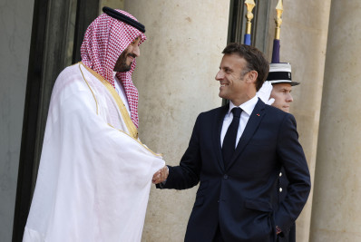Macron e príncipe saudita pedem 'fim' da crise política no Líbano