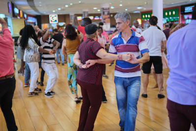 Caxias Shopping realiza baile dançante