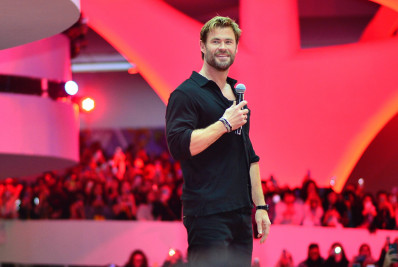 Chris Hemsworth recebe gritos de 'gostoso' no 'Tudum'