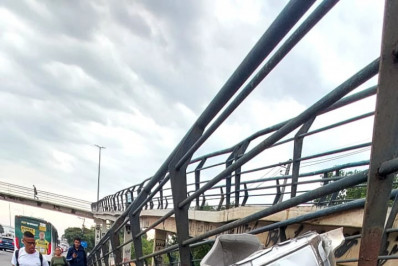 Carro bate e fica preso na passarela e deixa três homens na Avenida Brasil 