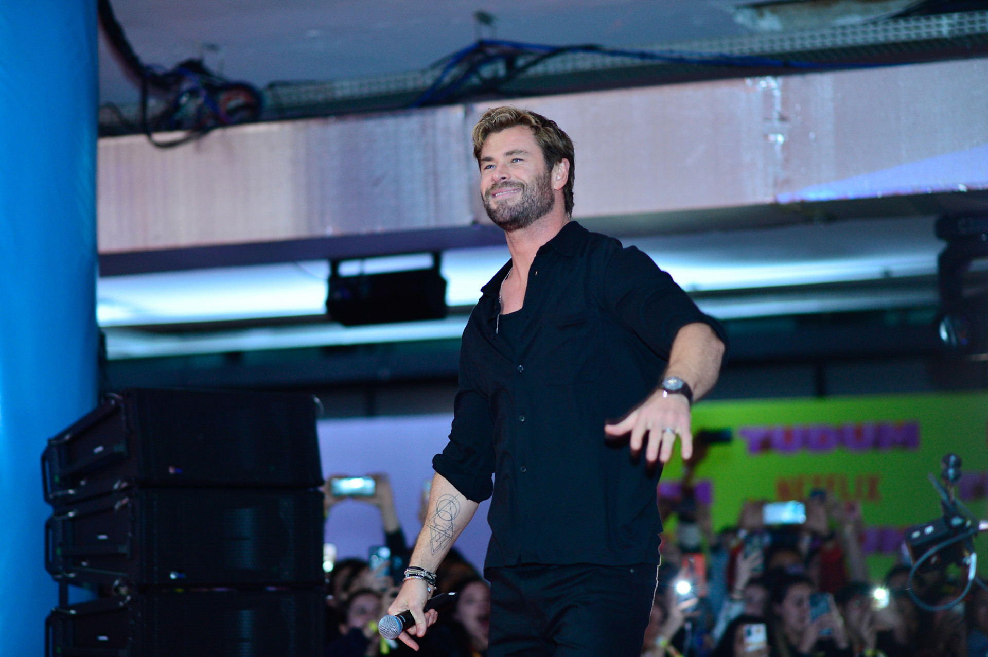 Chris Hemsworth esbanja energia no Brasil ao divulgar 'O Resgate 2