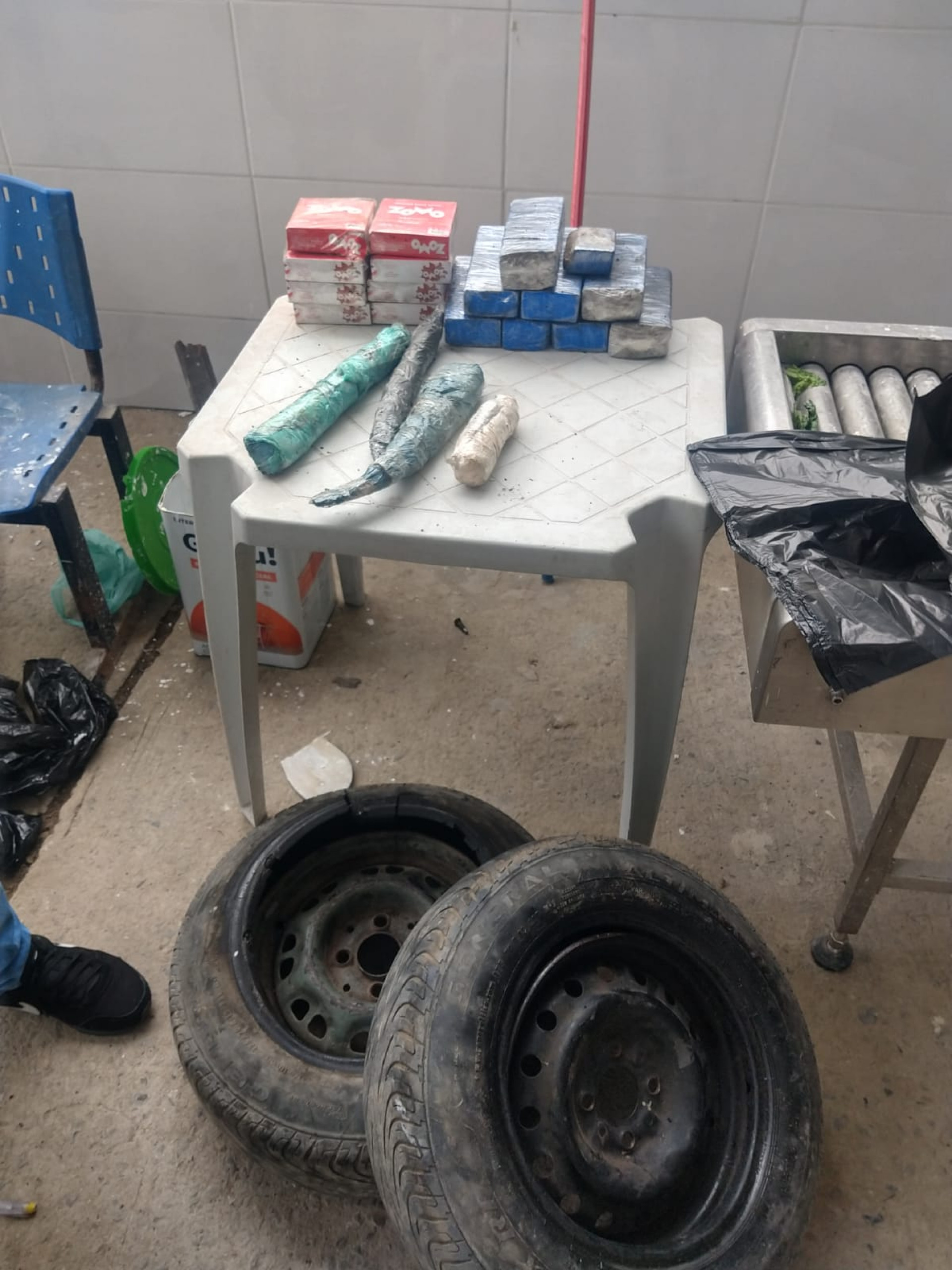 Drogas estavam escondidas em pneus de um carrinho usado para transporte de lat&otilde;es de lixo