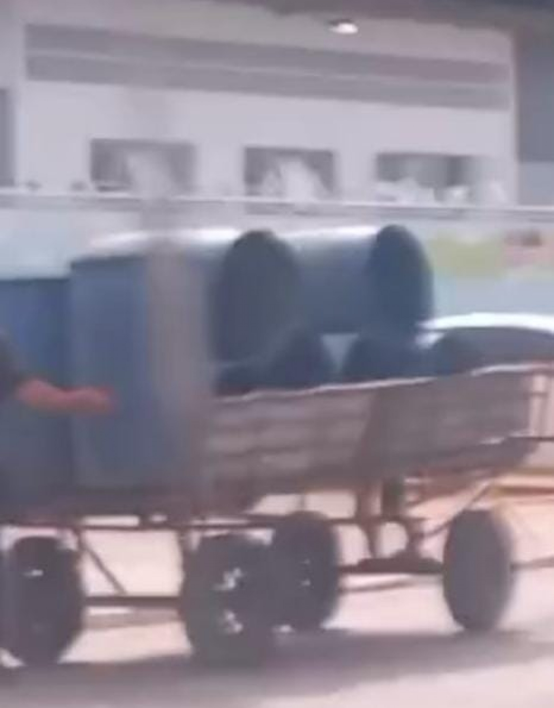 Drogas estavam escondidas em pneus de um carrinho usado para transporte de lat&otilde;es de lixo