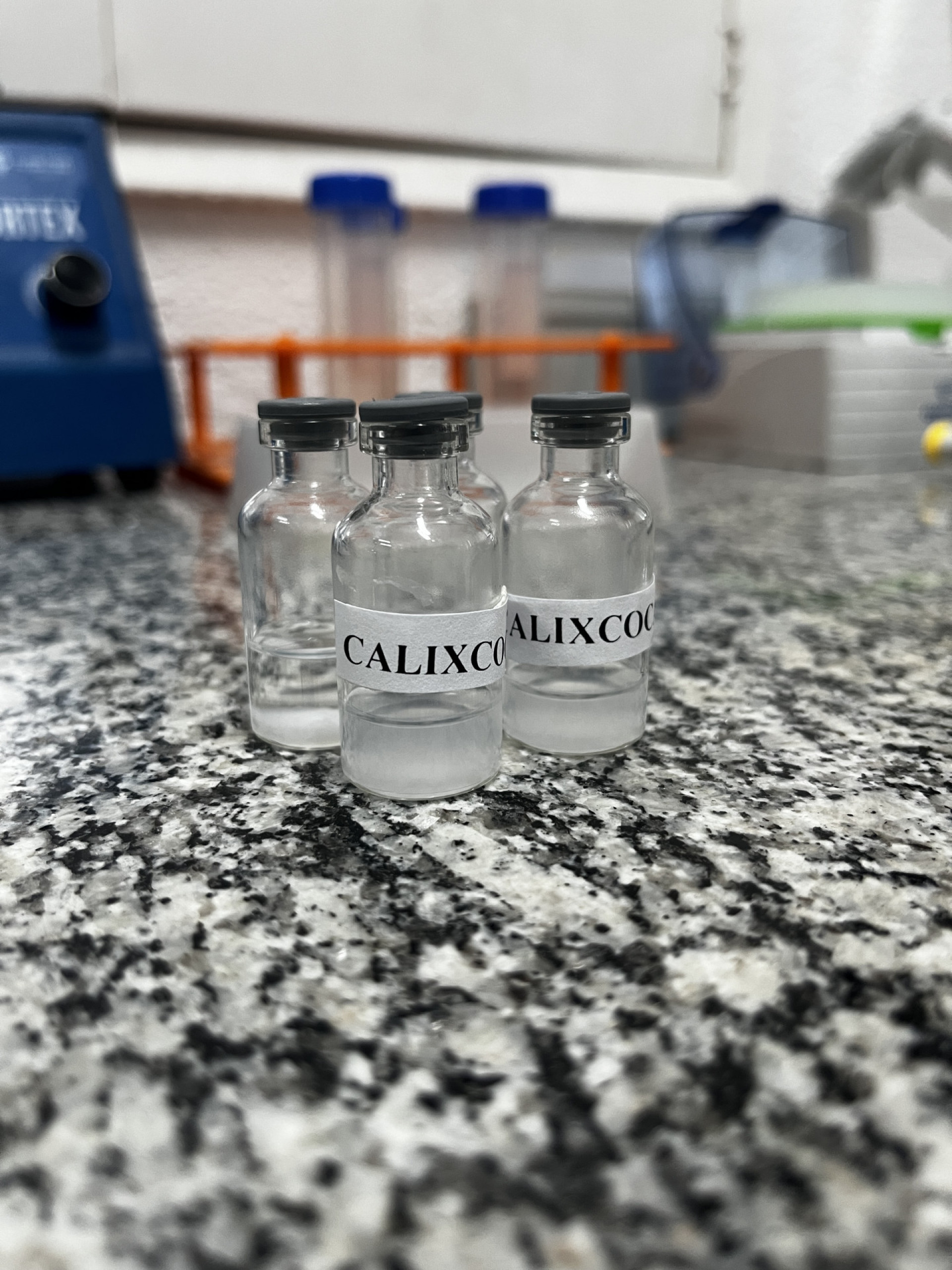 Calixcoca: imunizante para auxiliar no tratamento de dependentes qu&iacute;micos em coca&iacute;na e crack